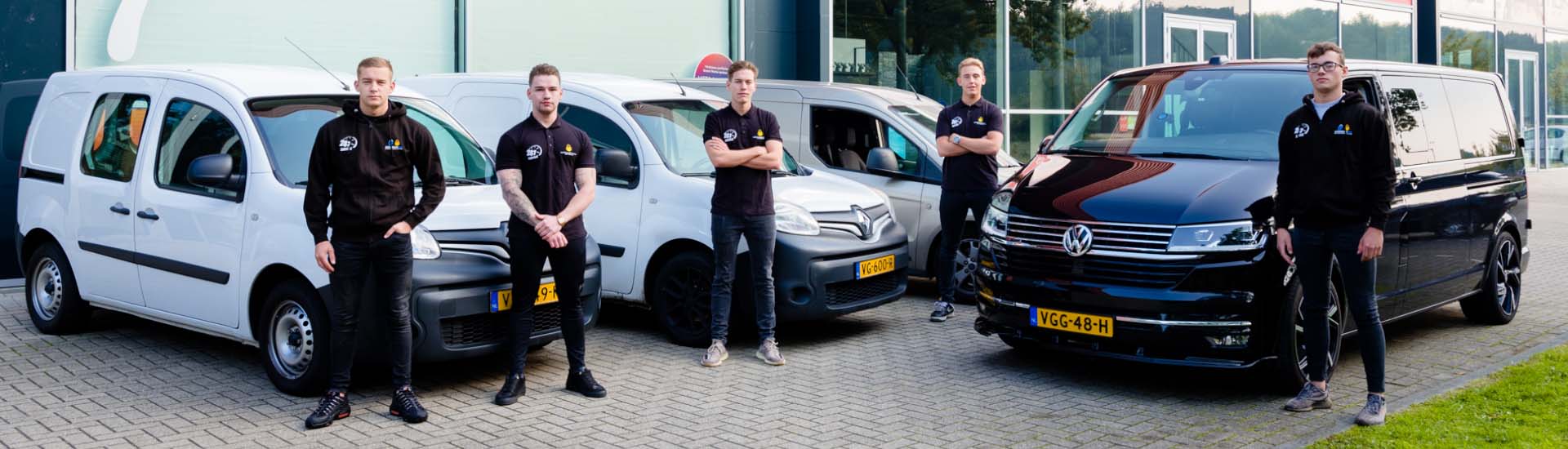 De monteurs van Slotenmaker Baarn staan naast elkaar op het bedrijventerrein.